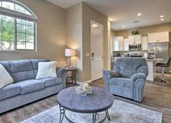 Lovely Mesa Townhome with Pool and Hot Tub Access - Mesa - Living room