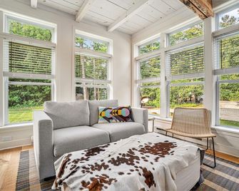 Gorgeous studio in downtown Glen Arbor with kitchenette, cable, AC, free WiFi - Glen Arbor - Sala de estar