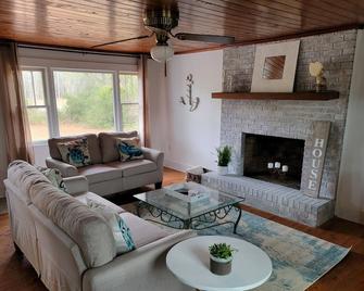 Coastal Oib Cottage - Ocean Isle Beach - Living room