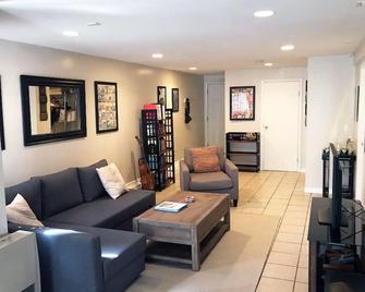 Cute Two Bedroom Apartment is Sunny and Hip Mission District - San Francisco - Ruang tamu