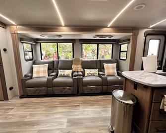 Camper RV in River Ranch - River Ranch - Sala de estar