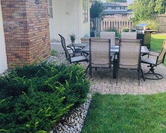 Safe perfect location near everything, 3+ bedrooms in NE Rockford - Rockford - Terasa