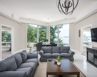 Robert Trent Jones , Wilson Dam view & Water retreat - Muscle Shoals - Living room