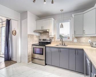 Condo très beau et tranquille au de Lachenaie / Terrebonne - Terrebonne - Cuisine