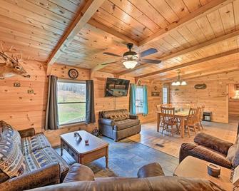 Otego Home w/ Hot Tub: Near All Star Village! - Oneonta - Huiskamer