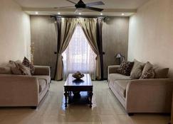 Zona Dorada's Secure, Family & Pet-friendly Home - Mexicali - Living room