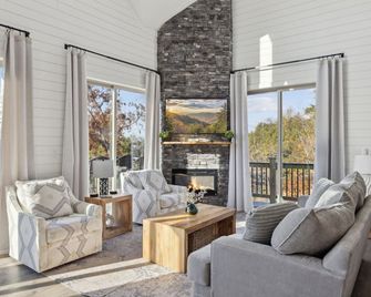 Enjoy the 'Calm On The Water' in a Relaxing Luxurious Pool Cabin on the Lake! - Dandridge - Вітальня