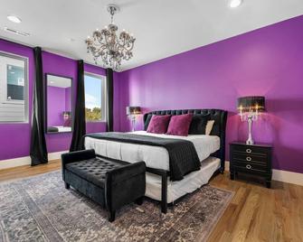 Bold Luxury Home w/ Rooftop Hot Tub! Close to Broadway & DT! - Nashville - Quarto