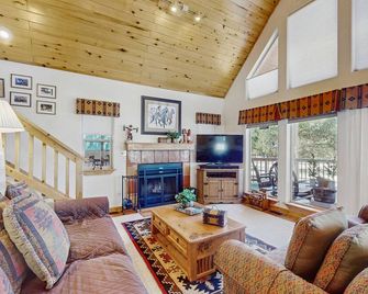 Charming cabin close to the skiing, biking with a wrap-around deck - Angel Fire - Living room