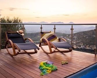 Martinia Pool Getaways - Majestic Panoramic Views - Aíthaia - Balcón