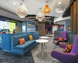 Tru by Hilton Stoughton - Stoughton - Lounge