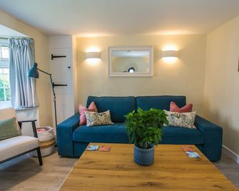 Shealing - East Wittering Fisherman's Cottage - Chichester - Living room