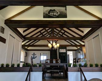 Hamptons style Lake house on Sunset point. With water on both the east and west! - Lindstrom - Building