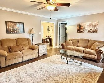 Grandys Place, Home in Hartselle, walk to Stadium, near downtown, King bed - Hartselle - Living room