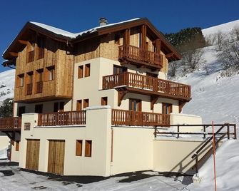 large spacious cottage on an ideal site for winter sports, summer and relaxation !! - Les Belleville - Bâtiment