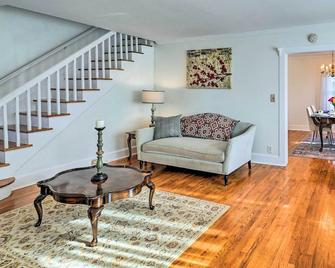 Charming Elmsford Home ~ 23 Mi to Manhattan! - Elmsford - Living room