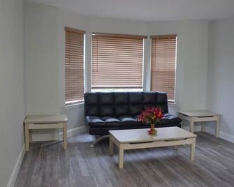 Amazing 4 Bedroom House with nice Backyard - Greenwood Village - Living room