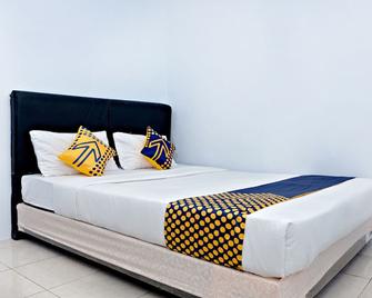 Spot On 2847 Anggrek Homestay Syariah - Makassar - Bedroom