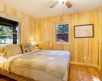 Bighorn Cabin #1 - Have breakfast with Bighorn Sheep! - Clinton - Bedroom