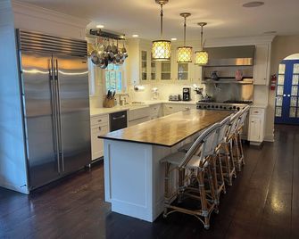 Southampton House Perfect for Families and Entertaining - Southampton - Kitchen