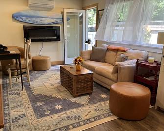 Charming Montauk Getaway centrally located - Montauk - Living room