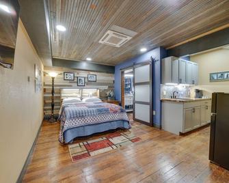Central Texarkana Studio Rental with Railroad Views! - Texarkana - Bedroom