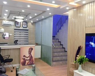 Tristar Hotel & Suites - Eluju - Recepción