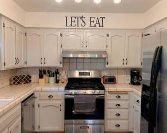 Spacious Family Home near Sequoia w/ Arcade Games - Visalia - Kitchen