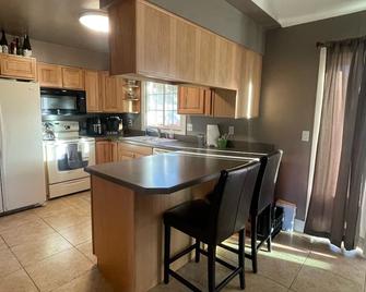 3 peaceful acres: big sky & mountain views, wildlife, farm life; minutes to town - Missoula - Kitchen