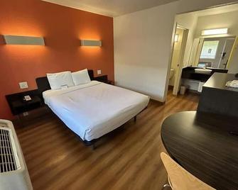 Studio 6 Suites Riverside. Ca - Riverside - Bedroom