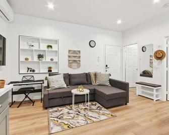 Southern California Bliss: King Bed, Keyboard, Private Laundry, and Reserved Parking - Unforgettable Getaway - El Monte - Living room