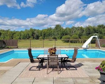 A getaway in Niagara from hustle bustle - Welland - Pool