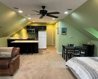 Cozy 1 bedroom private apartment- Hornell/Alfred - Hornell - Bedroom