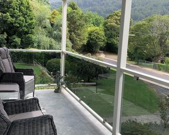 Warburton Ellen Cottage Walk to IGA , River Walk & local Restaurants. - Warburton - Varanda