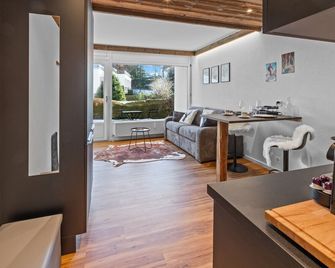 Studio chalet rénové au centre de la ville - Crans-Montana - Stue