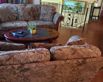 Conveniently Located Just Minutes to the Lake and Downtown - Osoyoos - Wohnzimmer