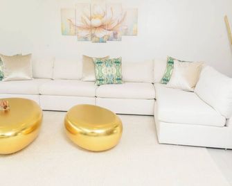 Luxury condo in Jolly Harbour Near beach - John Hughes - Pokój dzienny