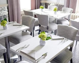 33 Main - Lenox - Restaurant
