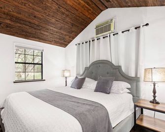 The Studio Cabin - A modern and sleek cabin hideaway - Canyon Lake - Bedroom