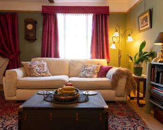 Romney, a cosy Victorian cottage in a picturesque Suffolk village - Sudbury - Living room
