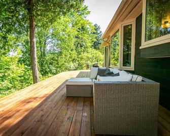 5br Riverfront Retreat W Firetable Bbq And Deck - Orangeville - Patio