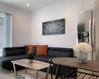 Private Modern Guest House In Los Angeles - Los Angeles - Living room