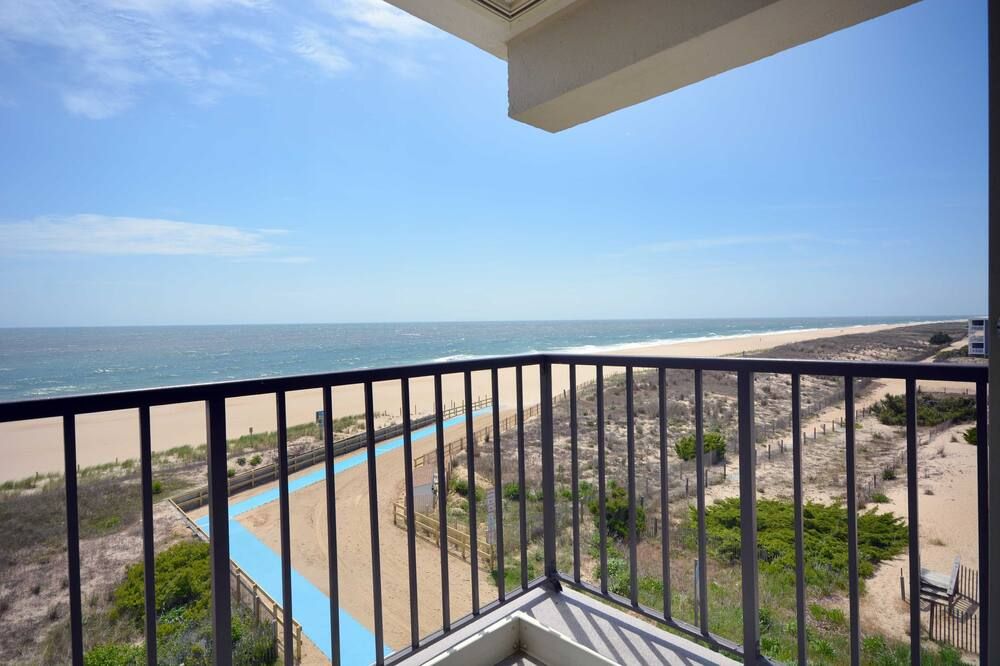 Pristine, Bright 1 Bedroom Oceanfront Condo With Free Wifi, Coastal Decor, And A Gorgeous View Of The Ocean Located In Quiet Midtown And Only A Few Steps From The Beach! - Ocean City - Varanda