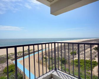 Pristine, Bright 1 Bedroom Oceanfront Condo With Free Wifi, Coastal Decor, And A Gorgeous View Of The Ocean Located In Quiet Midtown And Only A Few Steps From The Beach! - Ocean City - Parveke
