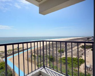 Pristine, Bright 1 Bedroom Oceanfront Condo With Free Wifi, Coastal Decor, And A Gorgeous View Of The Ocean Located In Quiet Midtown And Only A Few Steps From The Beach! - Ocean City - Varanda