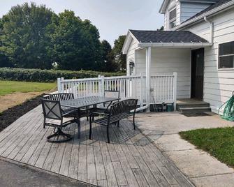 BitterSweet Vineyard Views along Chatauqua Wine Trail w/hot tub and pet friendly - Fredonia