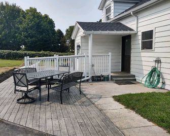 BitterSweet Vineyard Views along Chatauqua Wine Trail w/hot tub and pet friendly - Fredonia - Patio