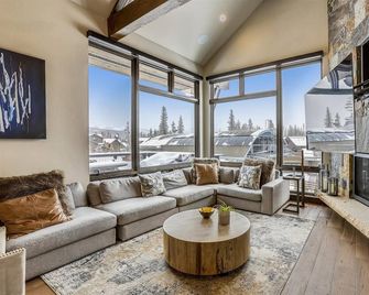 Falcon Haus: Modern townhome, Great Location Gondola Access, Private Hot Tub! - Breckenridge - Huiskamer