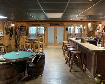Gorgeous, remote lodge on 100+ acres, 15 min from downtown Indiana - Indiana - Bar