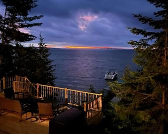 Burt Lake Waterfront Lakehouse - Indian River - Balcony